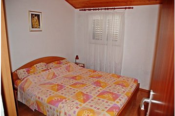 Сімейний пансіонат Sućuraj 6